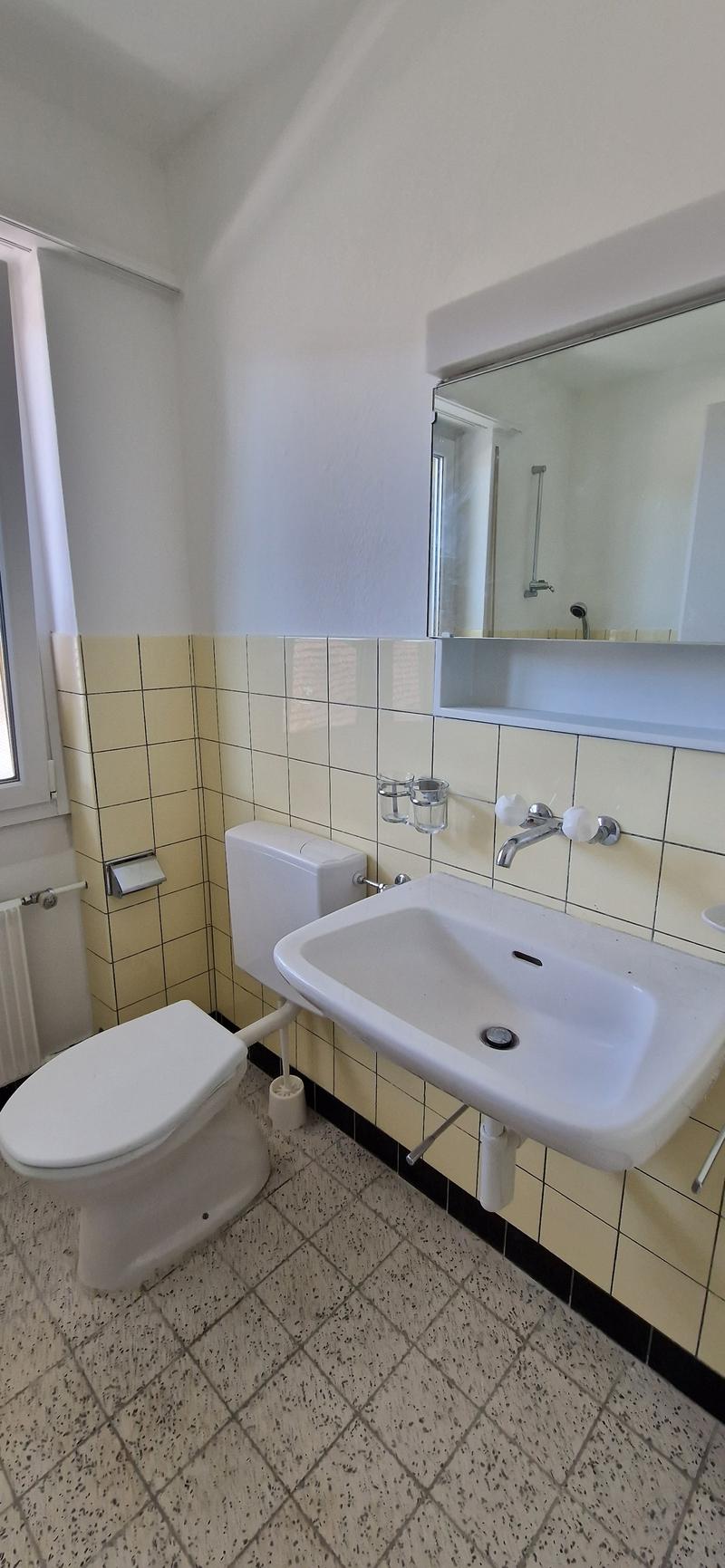 Appartement 4,5 pièces partiellement rénové près de la place du village (8)