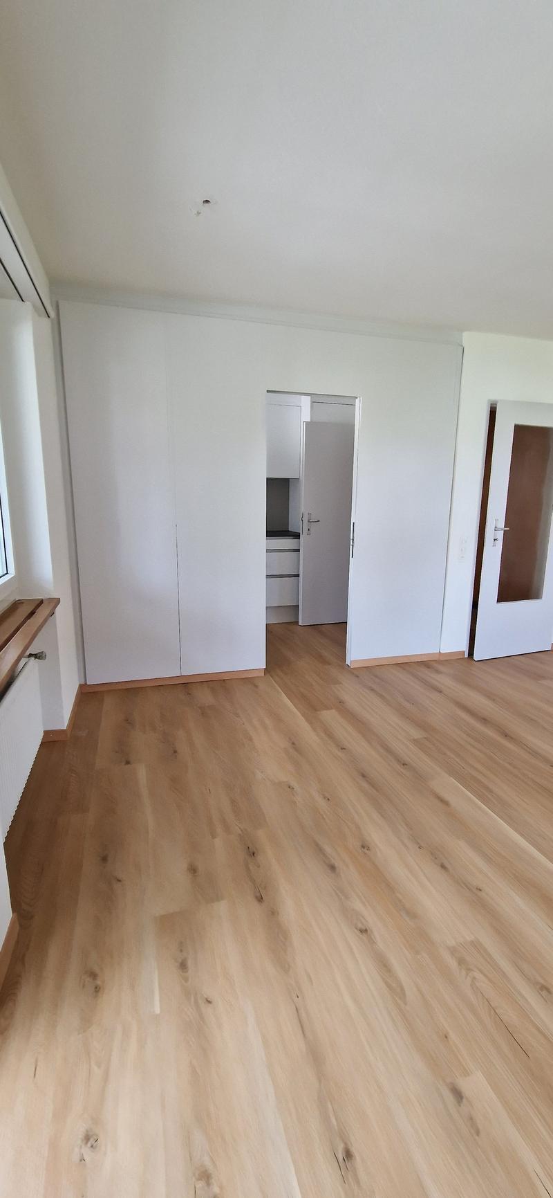 Appartamento di 3 locali ristrutturato in parte, accogliente, vicino alla piazza del villaggio (4)