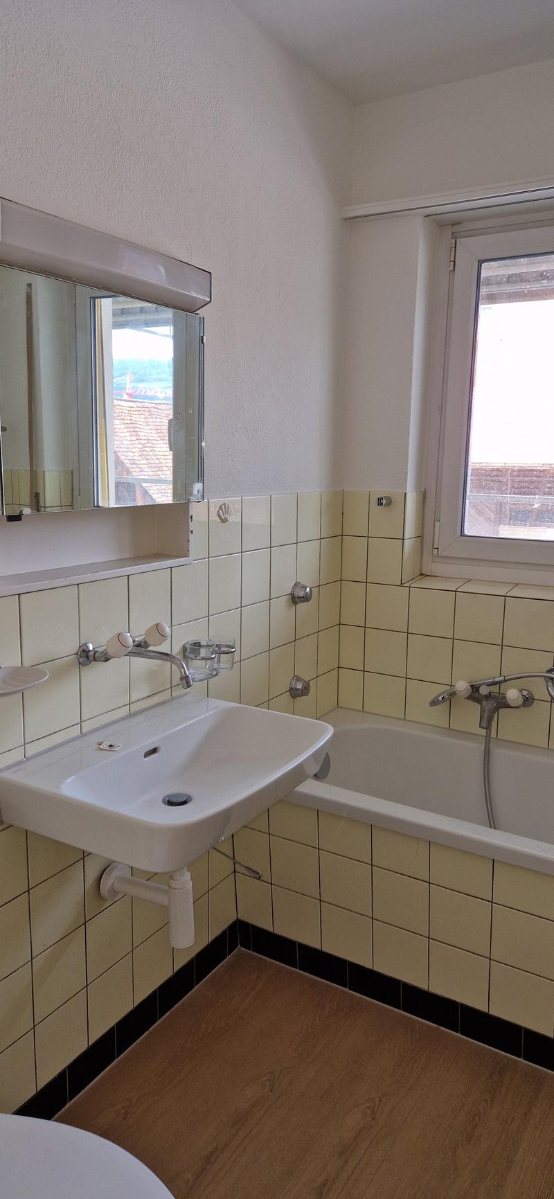 Appartamento di 3 locali ristrutturato in parte, accogliente, vicino alla piazza del villaggio (9)