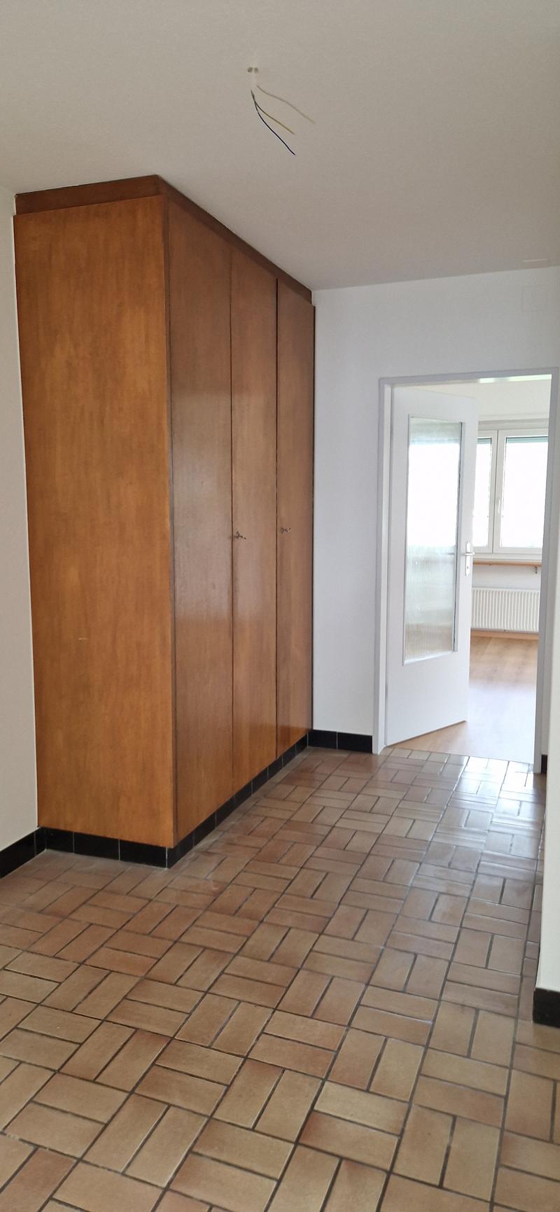 Appartamento di 3 locali ristrutturato in parte, accogliente, vicino alla piazza del villaggio (7)