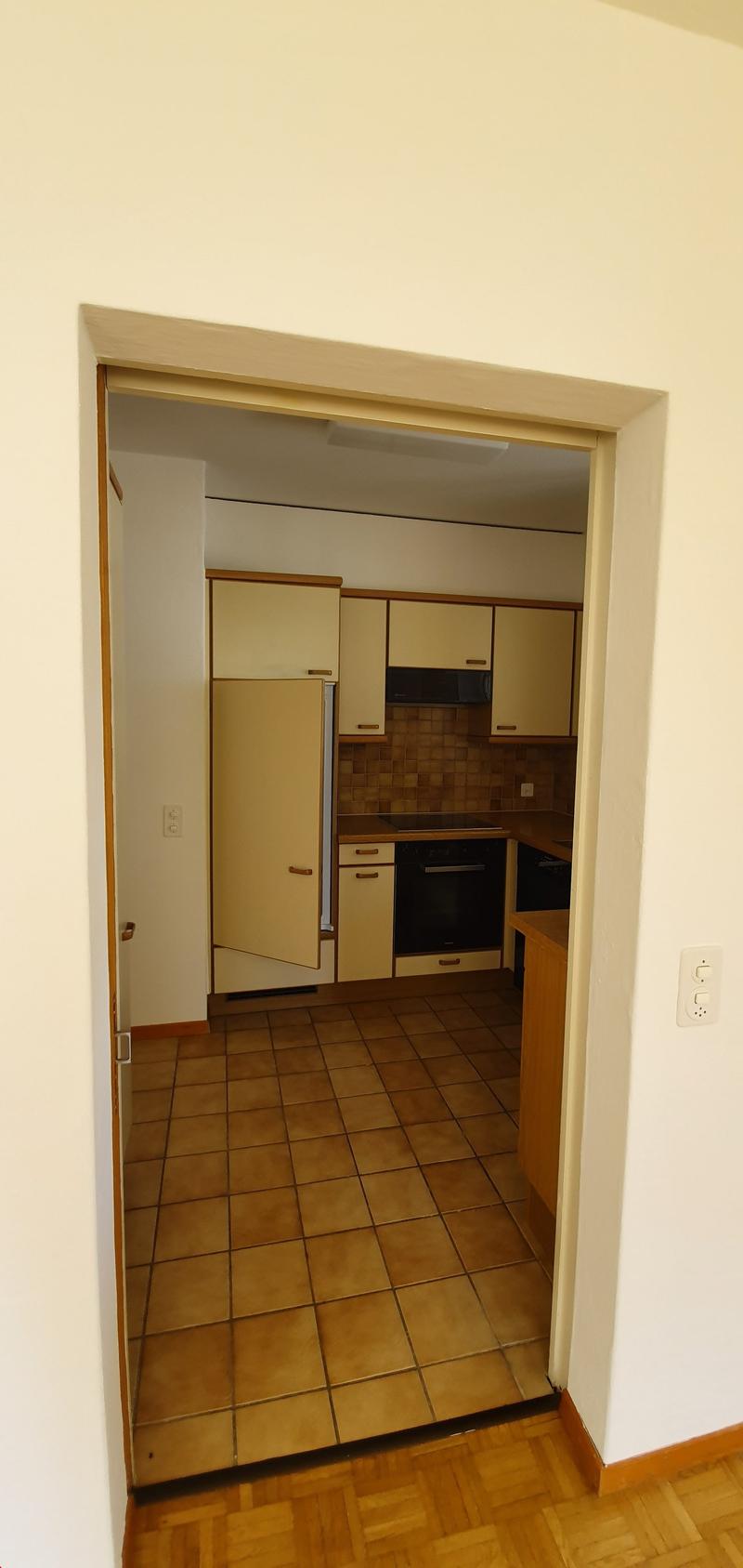 Küche mit Schiebetür - Zugang vom Wohnzimmer