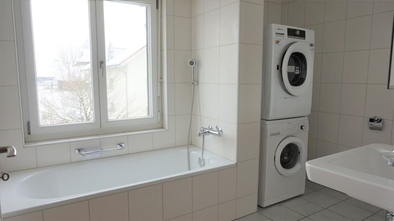 Bad mit Wanne, WC und WTT