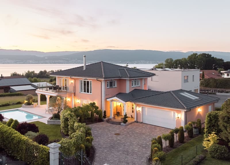 SENTIMENTS DE VACANCES : VILLA AVEC VUE SUR LE LAC DE NEUCHÂTEL (1)