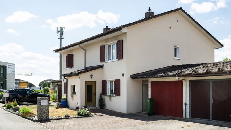 CHARMANTE DOPPELHAUSHÄLFTE MIT SONNIGEM GARTEN (1)