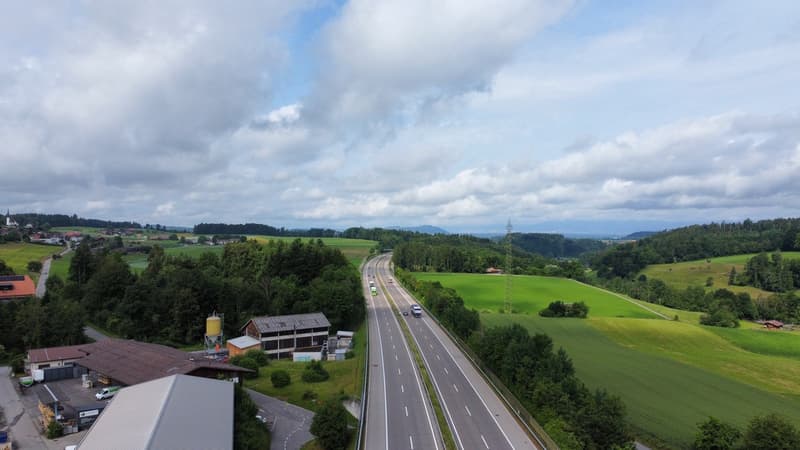 VIELFÄLTIGE LIEGENSCHAFT: EXKLUSIV FÜR GEWERBENUTZUNG (13)
