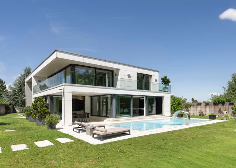 ARCHITEKTONISCHE SCHÖNHEIT MIT GARTENIDYLLE (1)