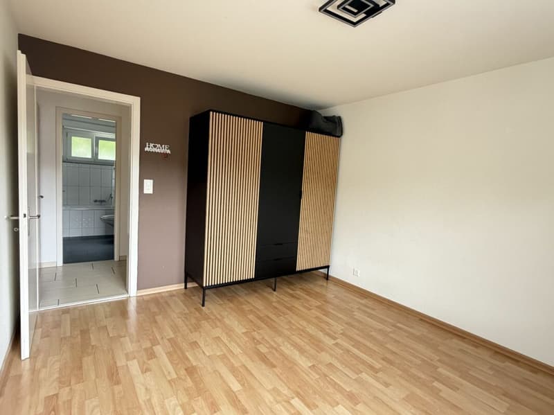 Appartamento di 3.5 locali con balcone e parcheggio esterno (8)