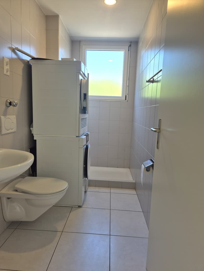 Badzimmer mit Dusche und Waschturm
