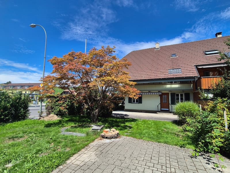 Charmantes 6.5-Zimmer Doppeleinfamilienhaus mit Altbau-Flair in Biglen (1)