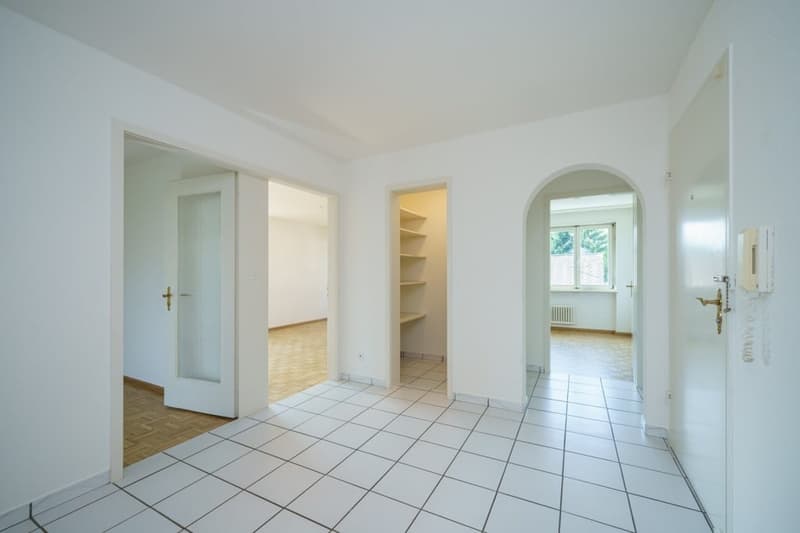 Affascinante appartamento di 4,5 locali con balcone a Binningen (2)