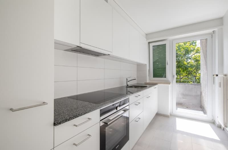 Helle und zentralgelegene 4-Zimmer-Wohnung mit Balkon in Basel (1)