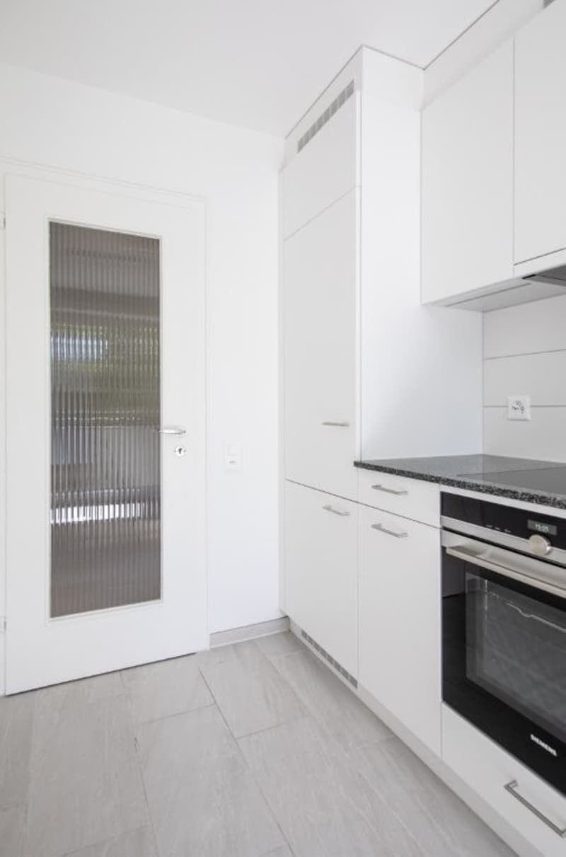 Helle und zentralgelegene 4-Zimmer-Wohnung mit Balkon in Basel (2)