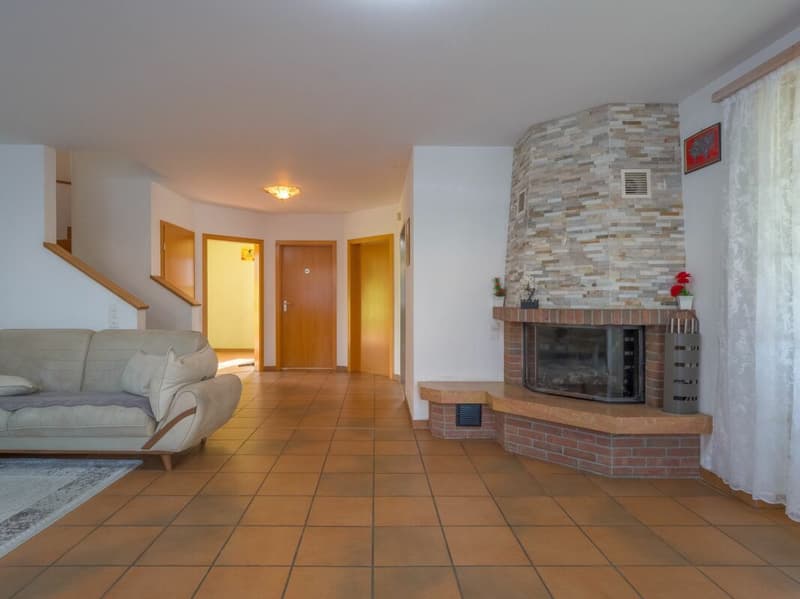 Casa unifamiliare di 5,5 locali ben tenuta e indipendente con giardino, garage e posto auto (3)