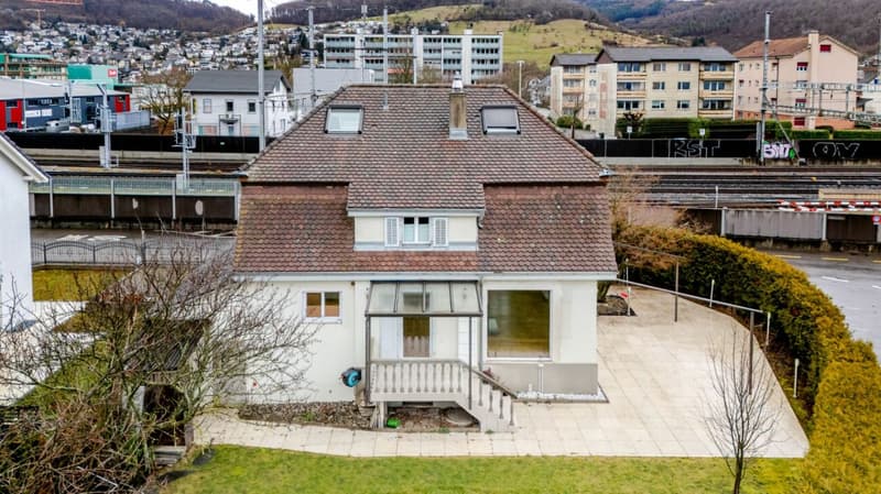 Spacious single-family house with 6.5 rooms and garden in central residential area (1)