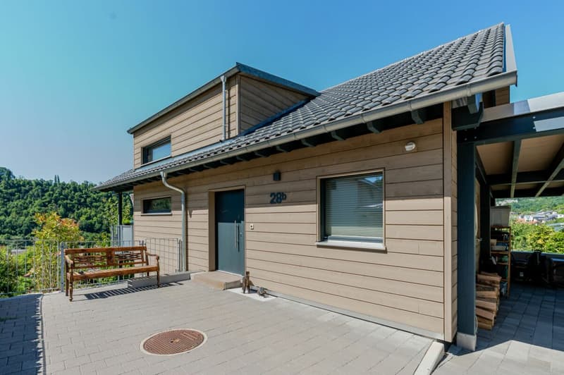 Freistehendes und umweltbewusstes 5 Z' Einfamilienhaus mit Carport (2)