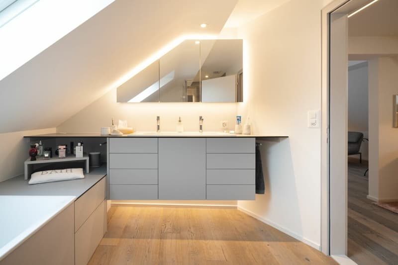 Exklusive und grosszügige 5.5 Z' Dach-Maisonettewohnung im Dorfkern (6)