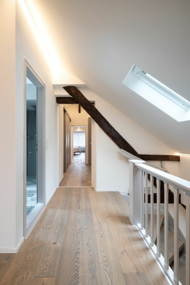 Exklusive und grosszügige 5.5 Z' Dach-Maisonettewohnung im Dorfkern (3)
