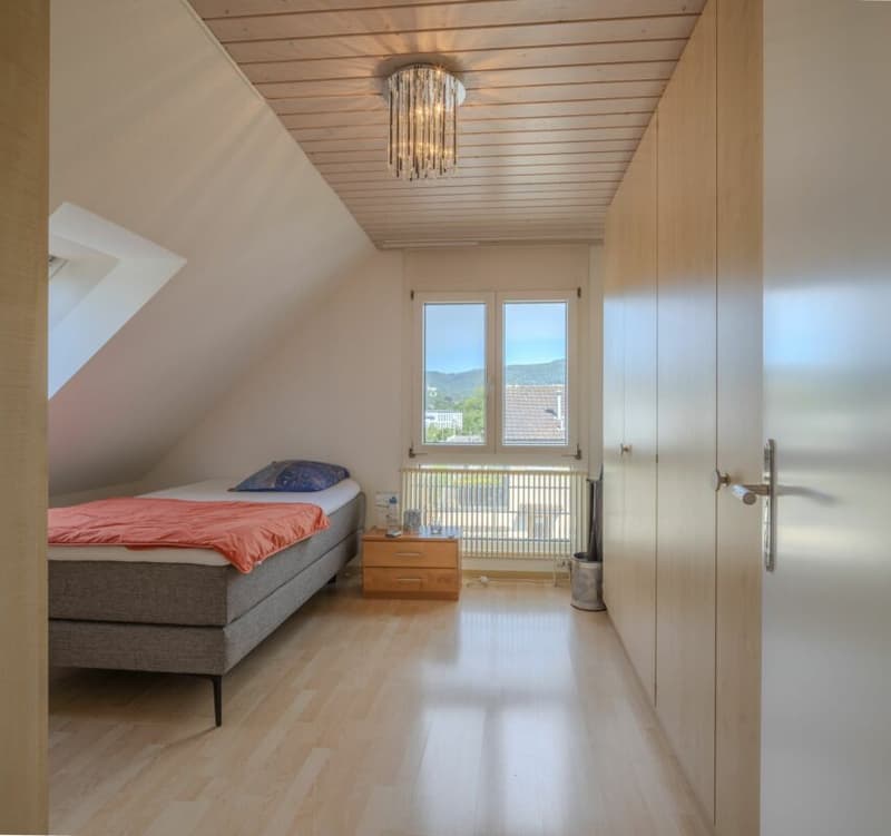 Alteresgerecht wohnen: Grosszügige 4.5 Z' Dachwohnung mit Lift und 2 EHPs (8)