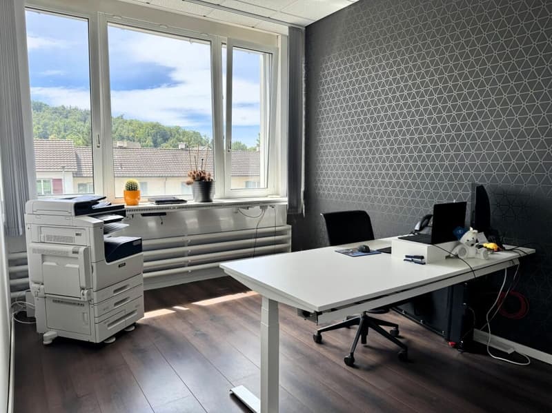 130 m² office space for rent including parking spaces (8)
