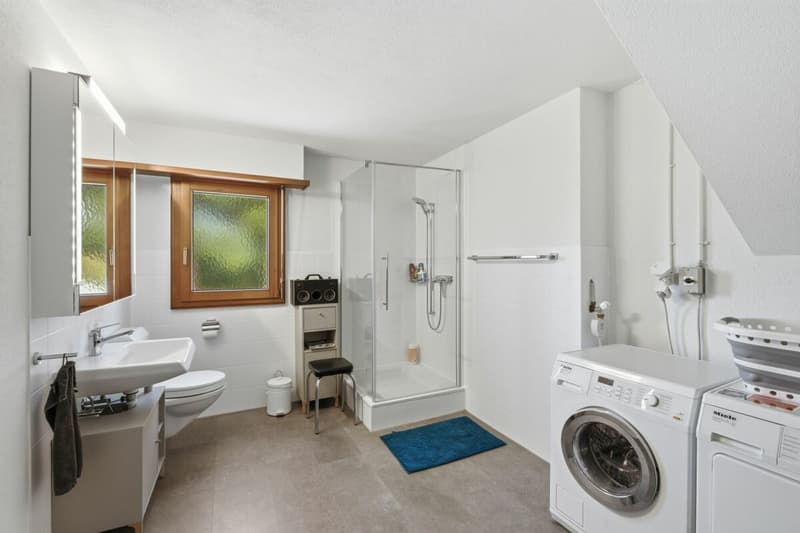 Maison individuelle dépendante et rénovée de 4,5 pièces avec diverses options de stationnement et jardin (3)