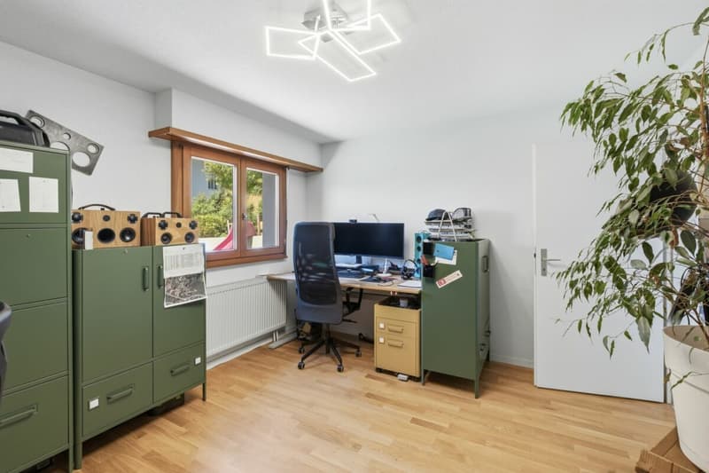 Maison individuelle dépendante et rénovée de 4,5 pièces avec diverses options de stationnement et jardin (2)