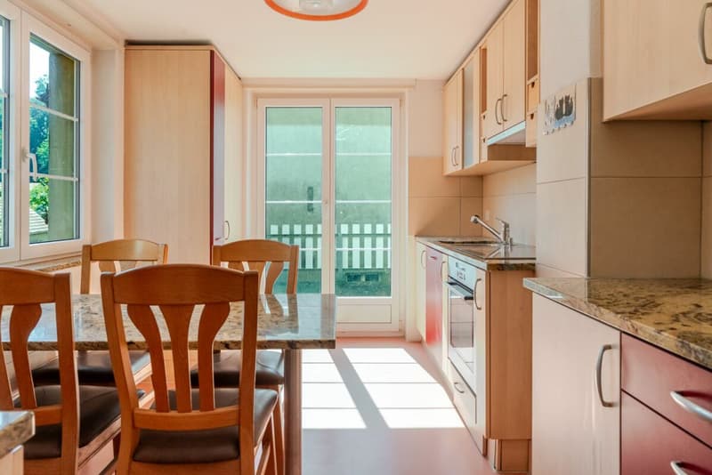 Maison historique de 11 pièces avec deux garages et un grand potentiel de rénovation (2)