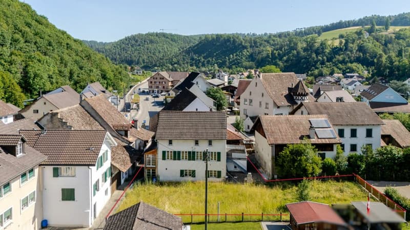 Maison historique de 11 pièces avec deux garages et un grand potentiel de rénovation (1)