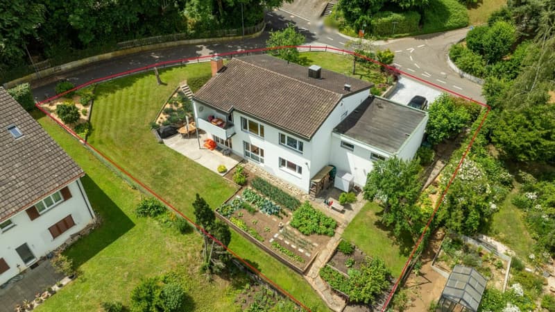 Sonniges, freistehendes 5.5 Z' EFH mit grossem Garten und Doppelgarage (1)