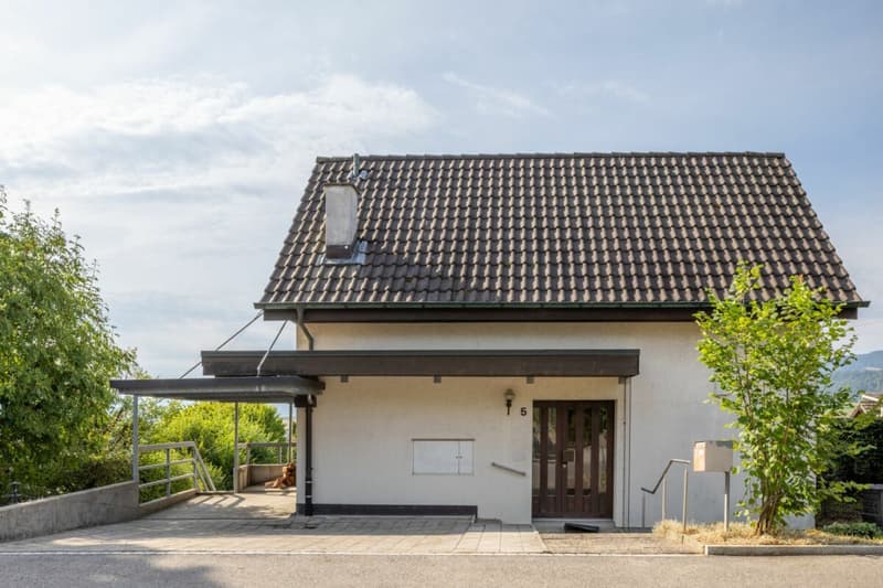 Freistehendes, renovationsbedürftiges 4.5 Z' EFH mit top Aussicht (1)