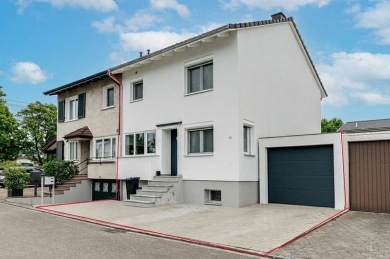 Renovierte 4.5 Z' Doppelhaushälfte mit Garage, Veranda und Hobbyraum (1)