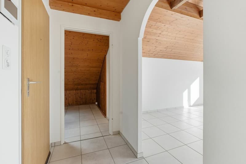 Helle 2.5 Z' Dachwohnung mit Garage und Balkon (2)