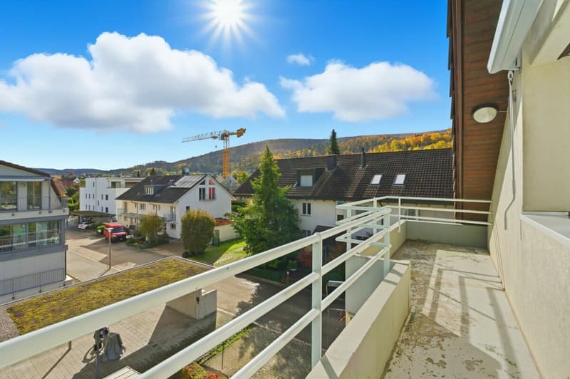Helle 2.5 Z' Dachwohnung mit Garage und Balkon (8)