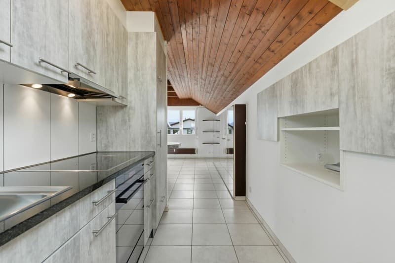 Helle 2.5 Z' Dachwohnung mit Garage und Balkon (5)