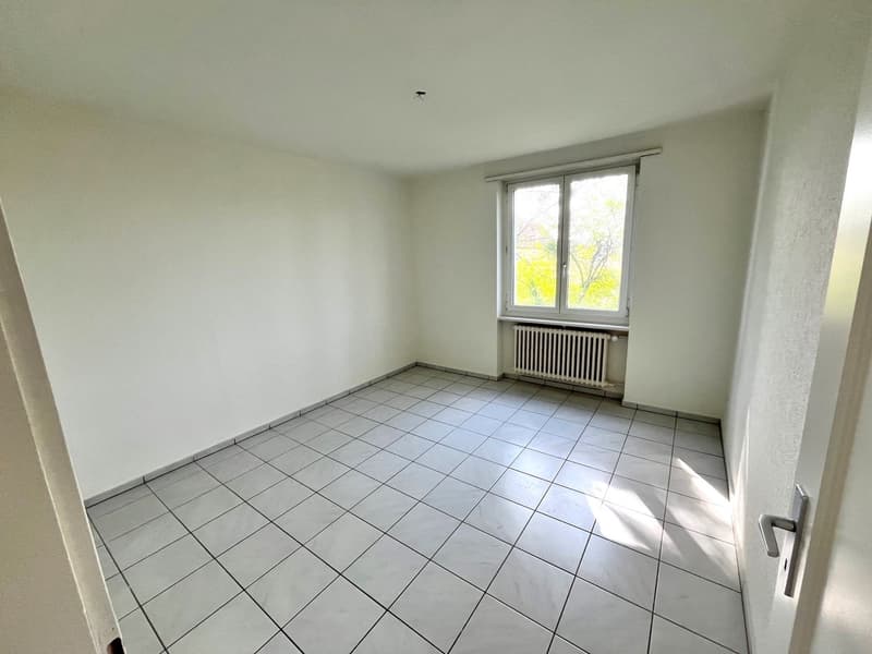 empty room, white walls, white tiles, window, radiator