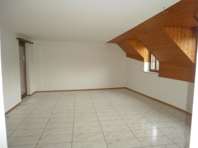 Charmante 4.5 Zimmer Wohnung mit grosser Laube - ab sofort verfügbar! (2)