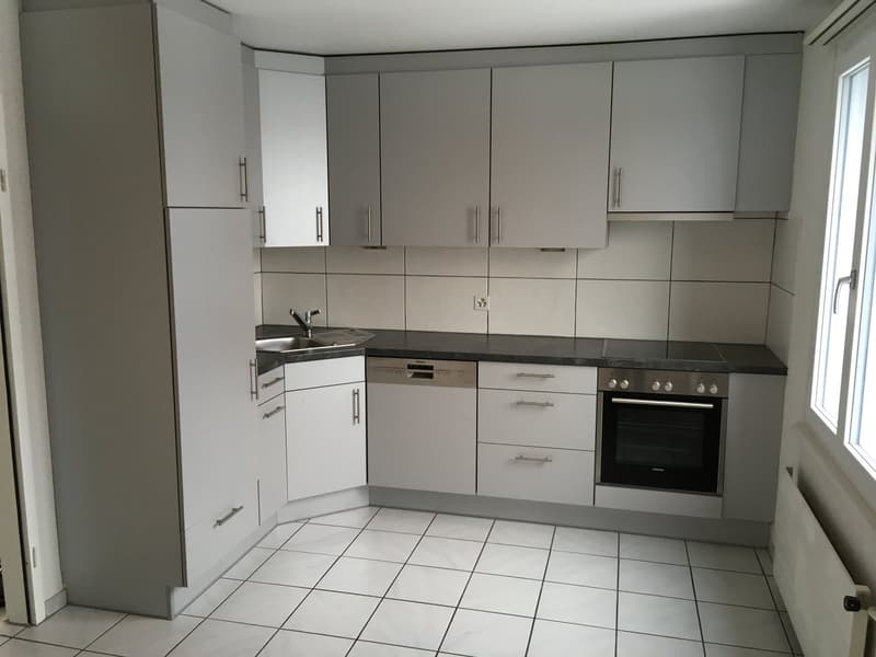 Helle 2.5 Zimmer Erdgeschosswohnung mit Sitzplatz und Balkon in Zuchwil (4)