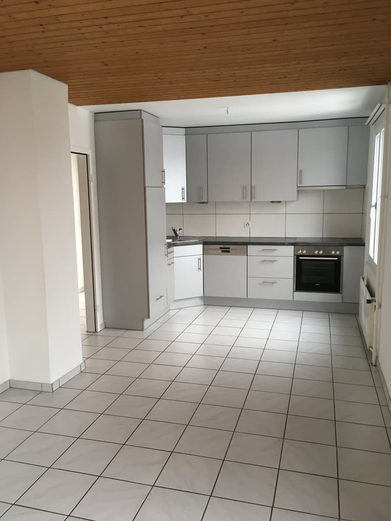 Helle 2.5 Zimmer Erdgeschosswohnung mit Sitzplatz und Balkon in Zuchwil (3)
