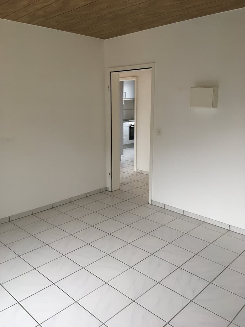 Helle 2.5 Zimmer Erdgeschosswohnung mit Sitzplatz und Balkon in Zuchwil (5)