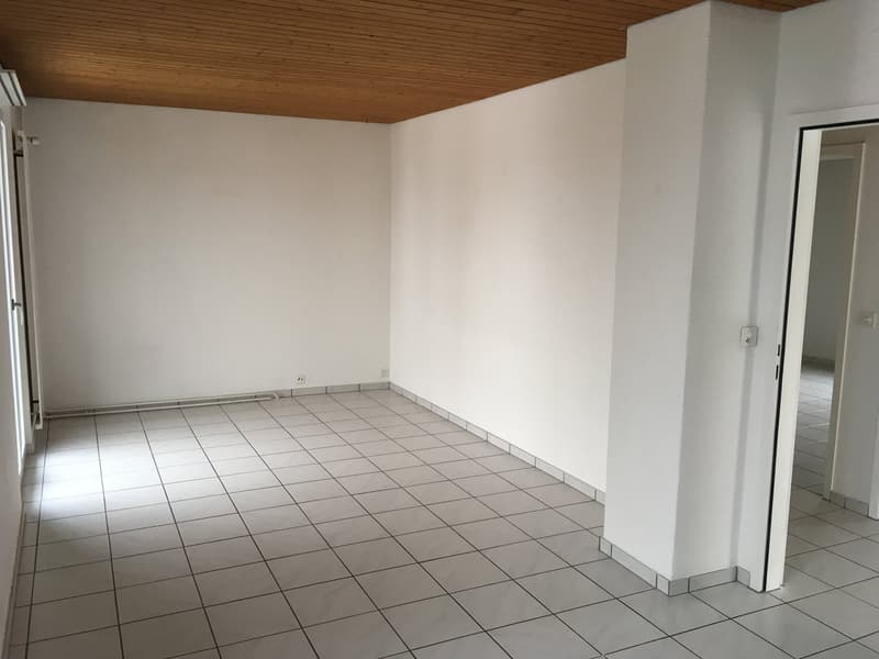 Helle 2.5 Zimmer Erdgeschosswohnung mit Sitzplatz und Balkon in Zuchwil (7)