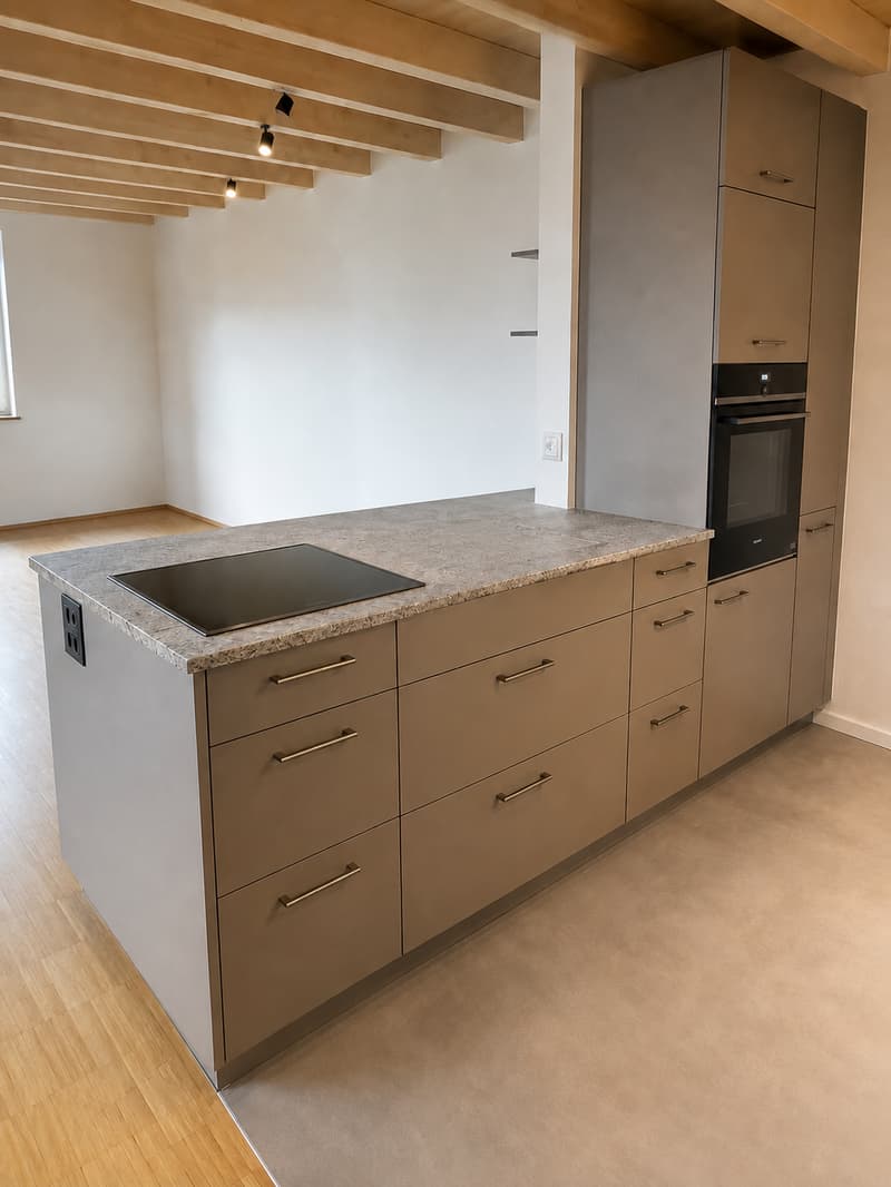 Renovierte 3.5-Zimmer-Dachwohnung - neue Küche (3)
