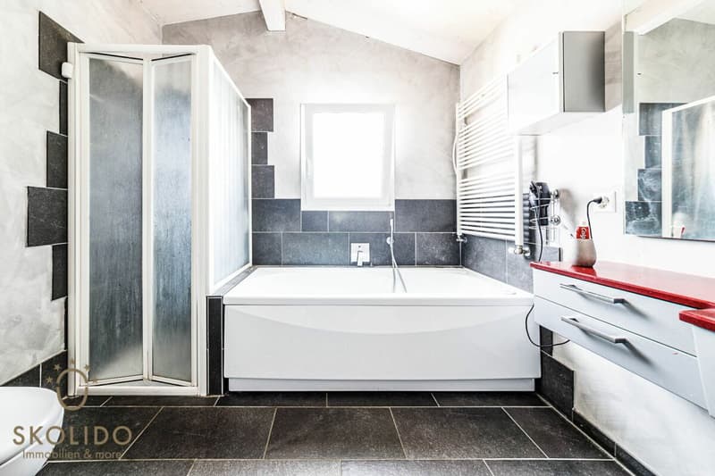 Immeuble résidentiel avec trois appartements de vacances et jardin à ASCONA (47)