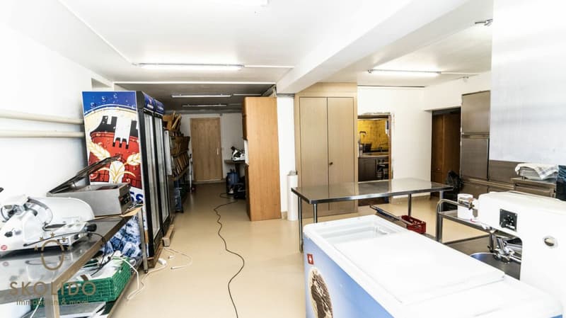 Magasin de village, grand restaurant avec terrasse, appartement en duplex, garages et terrain à bâtir au coeur de Mund (19)