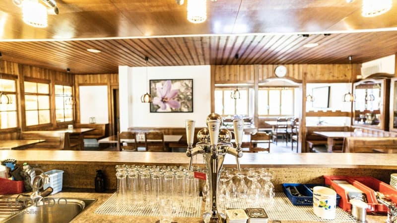 Magasin de village, grand restaurant avec terrasse, appartement en duplex, garages et terrain à bâtir au coeur de Mund (5)