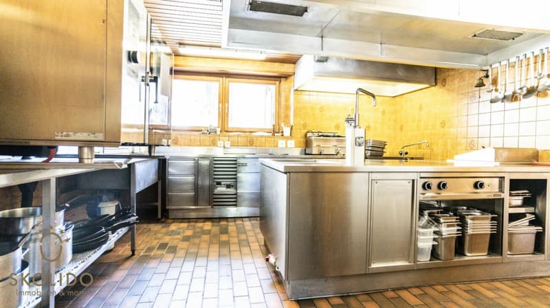 Magasin de village, grand restaurant avec terrasse, appartement en duplex, garages et terrain à bâtir au coeur de Mund (12)