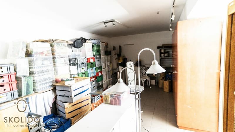 Magasin de village, grand restaurant avec terrasse, appartement en duplex, garages et terrain à bâtir au coeur de Mund (18)