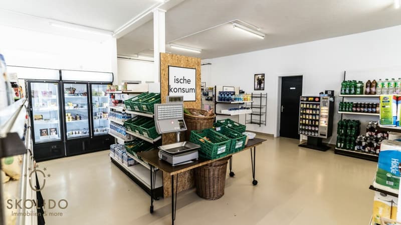 Magasin de village, grand restaurant avec terrasse, appartement en duplex, garages et terrain à bâtir au coeur de Mund (27)