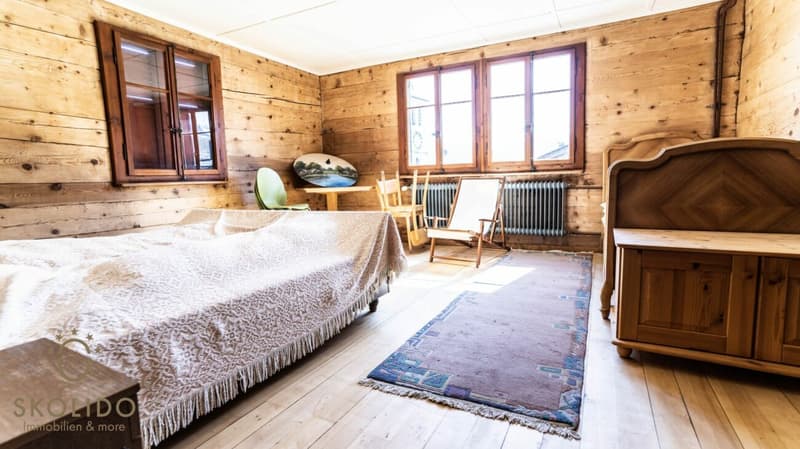 Magasin de village, grand restaurant avec terrasse, appartement en duplex, garages et terrain à bâtir au coeur de Mund (28)