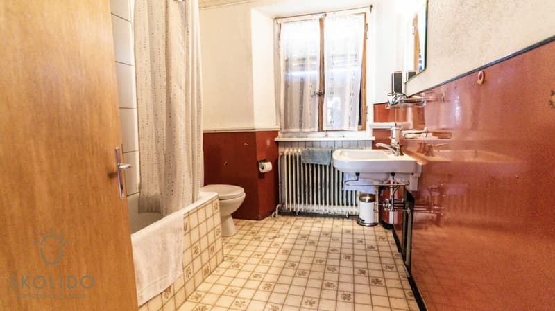 Magasin de village, grand restaurant avec terrasse, appartement en duplex, garages et terrain à bâtir au coeur de Mund (33)