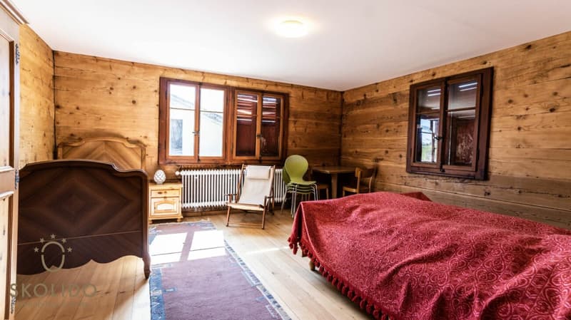 Magasin de village, grand restaurant avec terrasse, appartement en duplex, garages et terrain à bâtir au coeur de Mund (30)