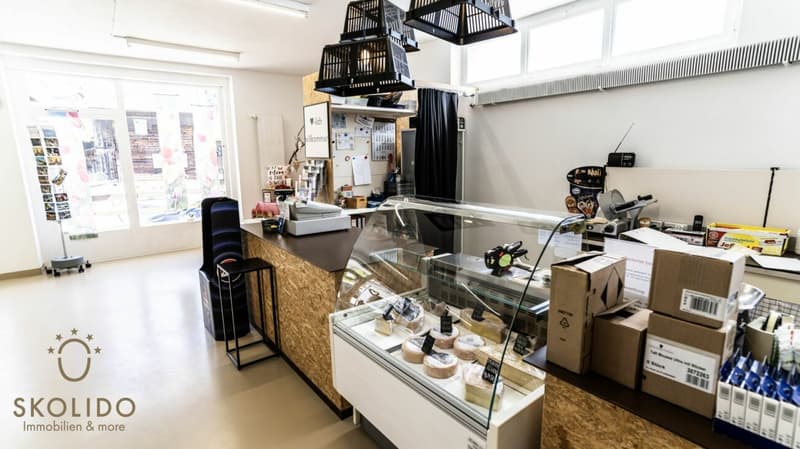 Magasin de village, grand restaurant avec terrasse, appartement en duplex, garages et terrain à bâtir au coeur de Mund (25)